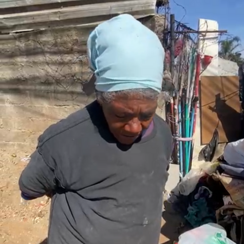 Senhora de 71 anos que acumulou lixo até o telhado de sua casa